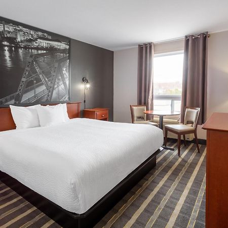 Super 8 By Wyndham Trois-Rivieres Hotel Exterior photo