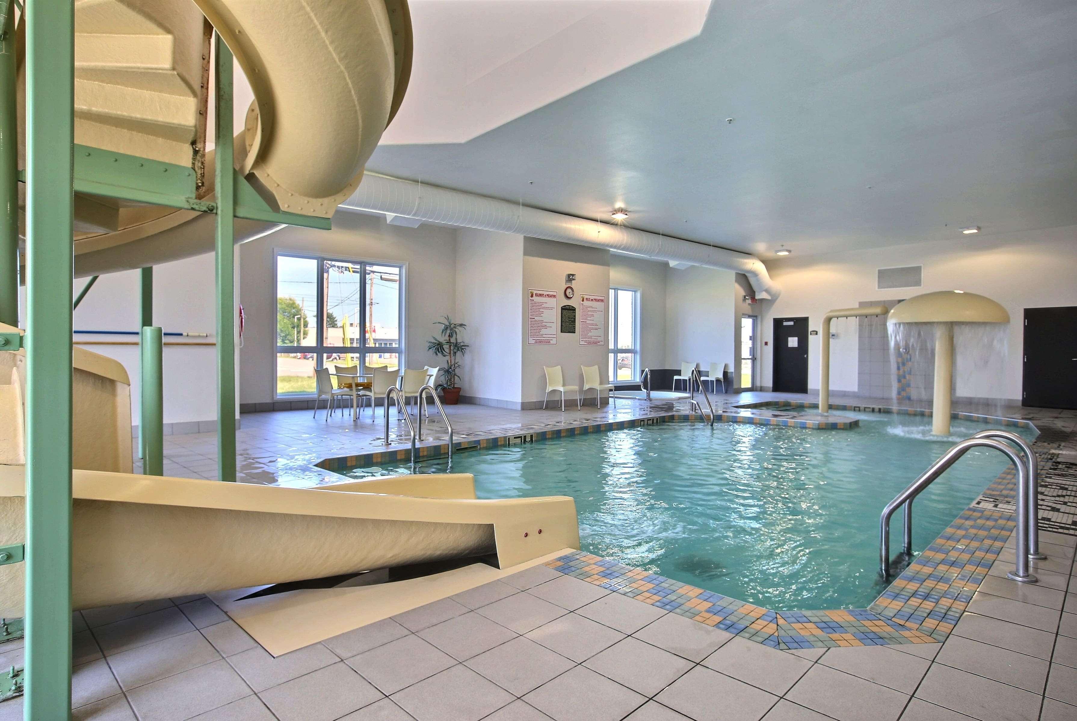 Super 8 By Wyndham Trois-Rivieres Hotel Exterior photo
