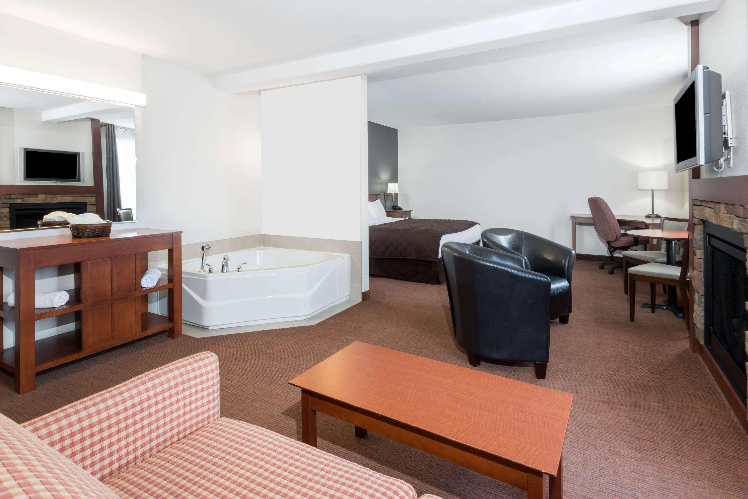 Super 8 By Wyndham Trois-Rivieres Hotel Exterior photo