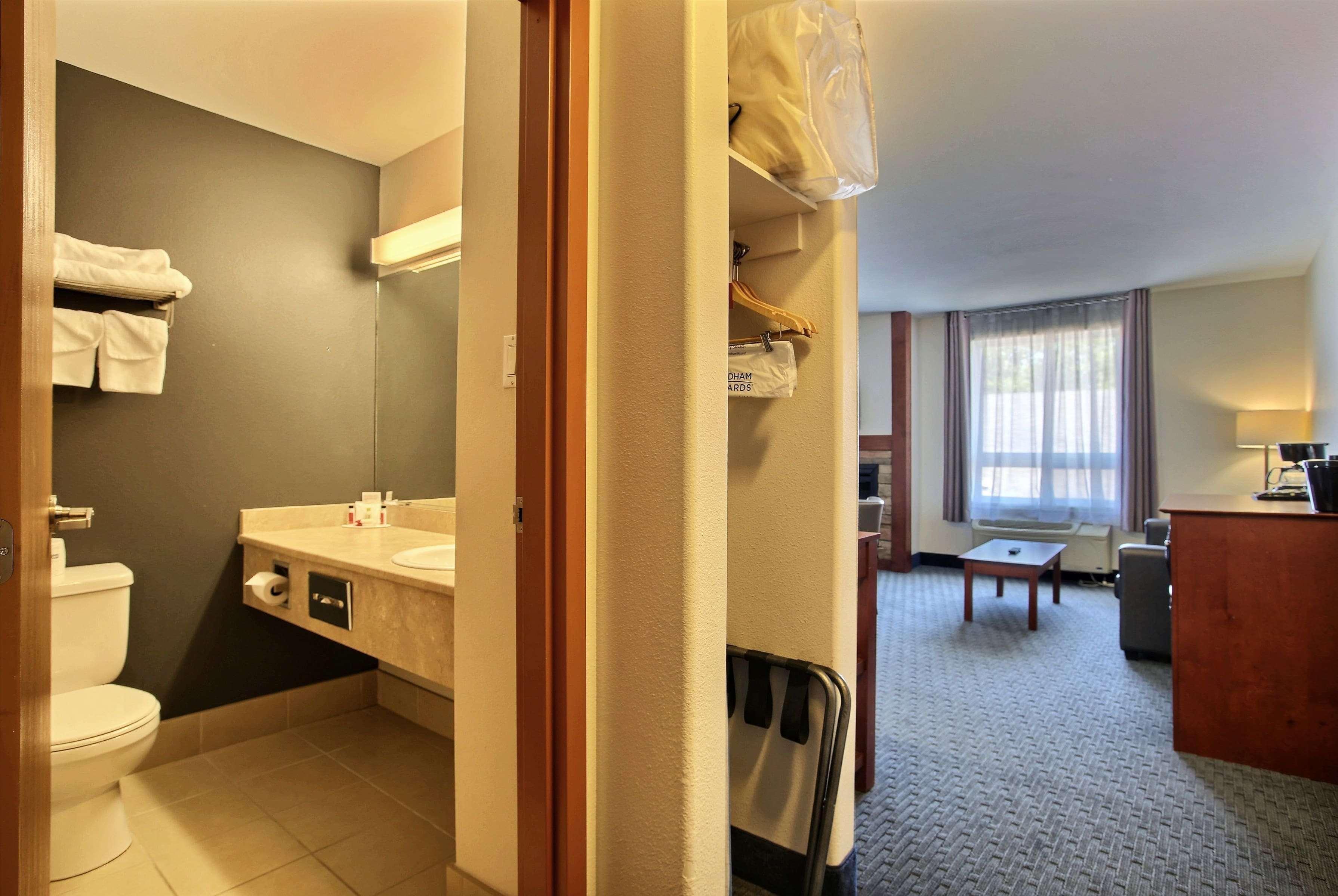 Super 8 By Wyndham Trois-Rivieres Hotel Exterior photo