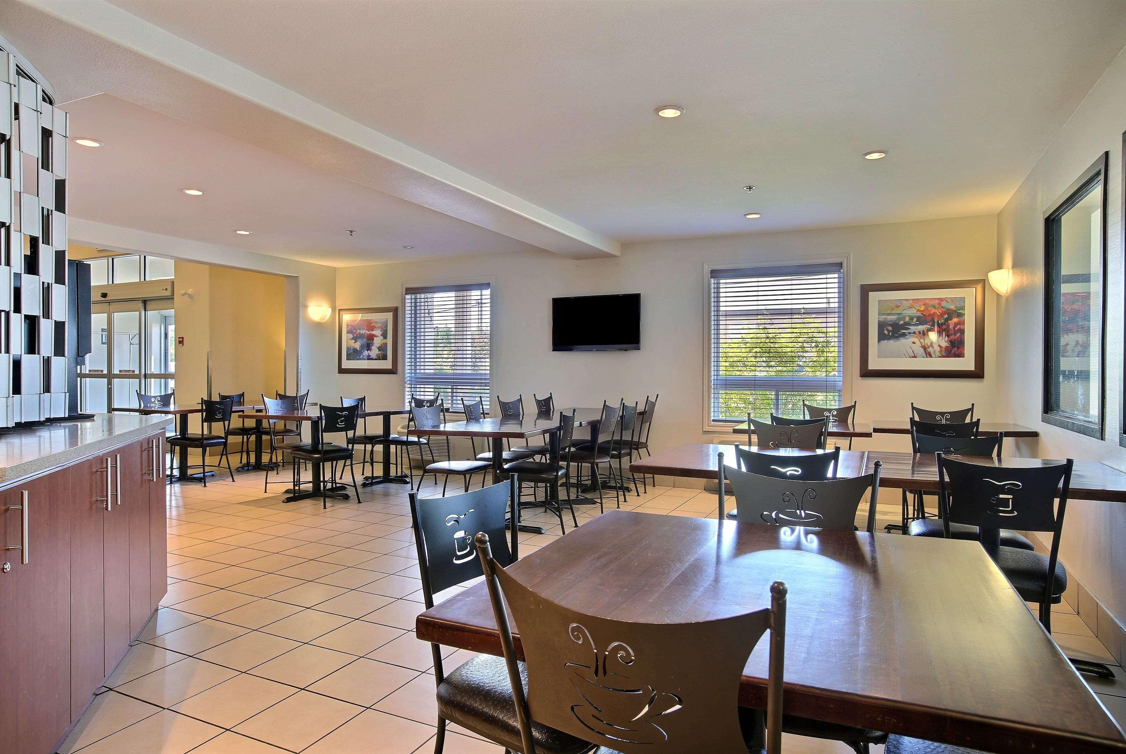 Super 8 By Wyndham Trois-Rivieres Hotel Exterior photo