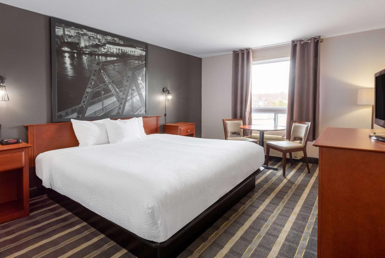Super 8 By Wyndham Trois-Rivieres Hotel Exterior photo