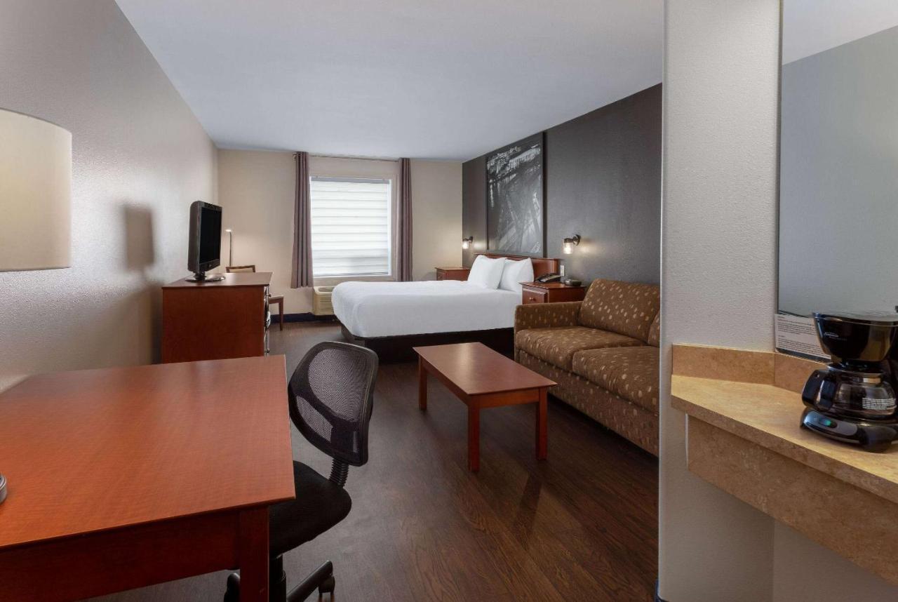Super 8 By Wyndham Trois-Rivieres Hotel Exterior photo
