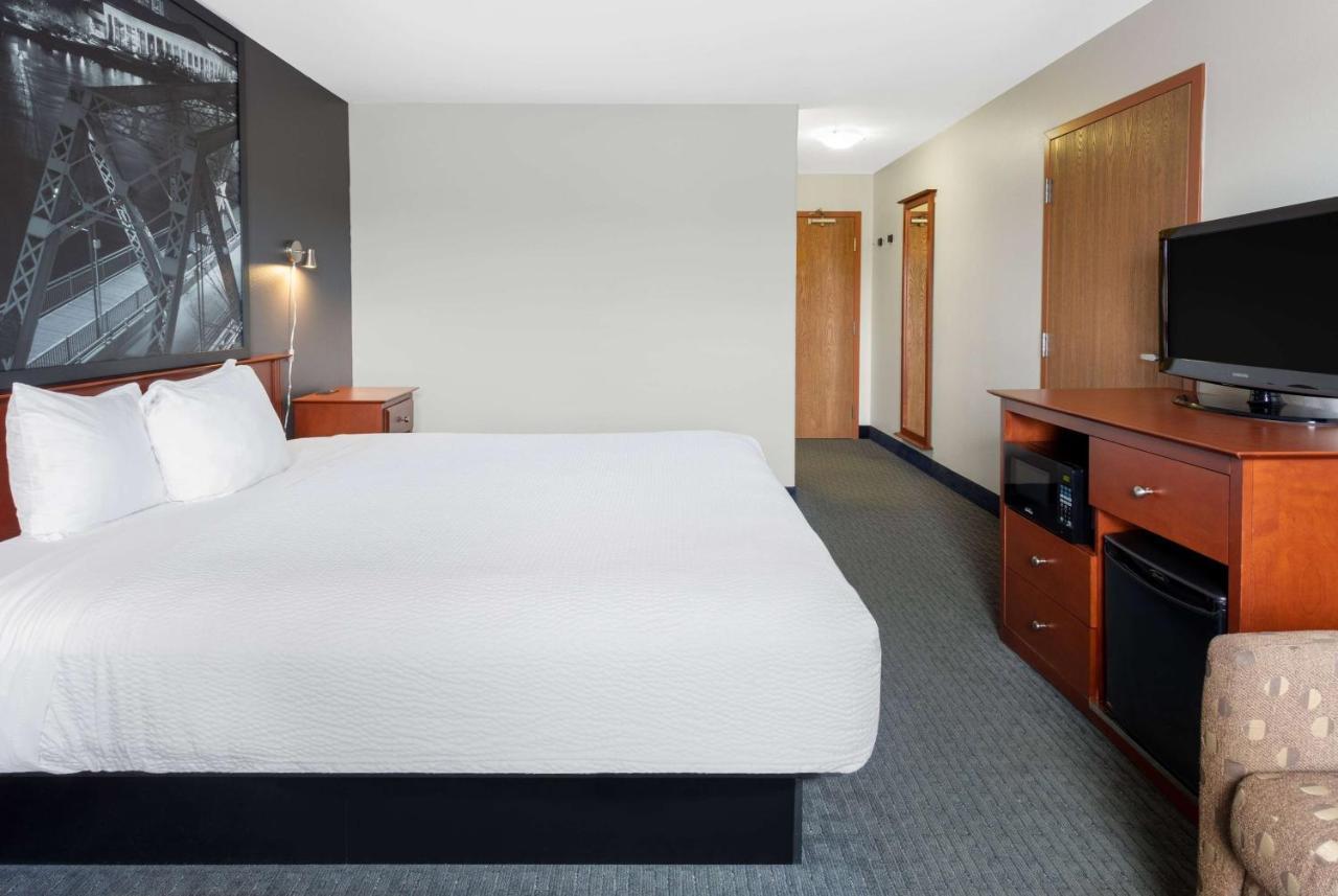 Super 8 By Wyndham Trois-Rivieres Hotel Exterior photo
